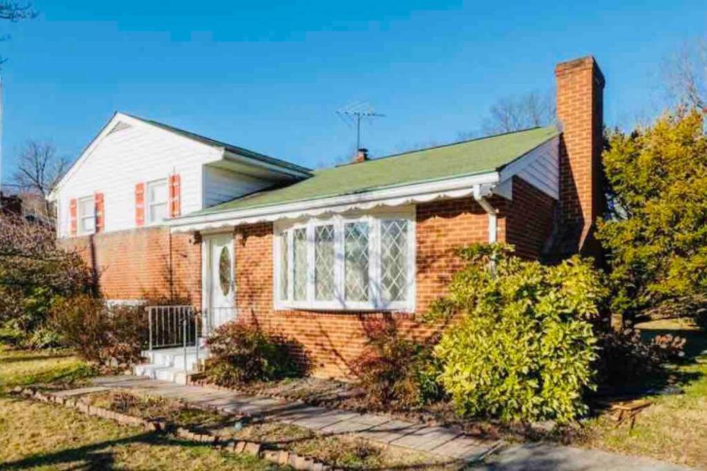 Newly Renovated Charming Home With Parking Fort Washington Extérieur photo