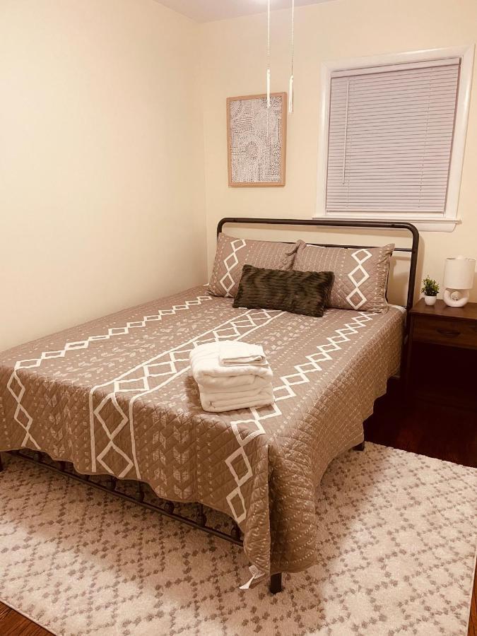 Newly Renovated Charming Home With Parking Fort Washington Extérieur photo