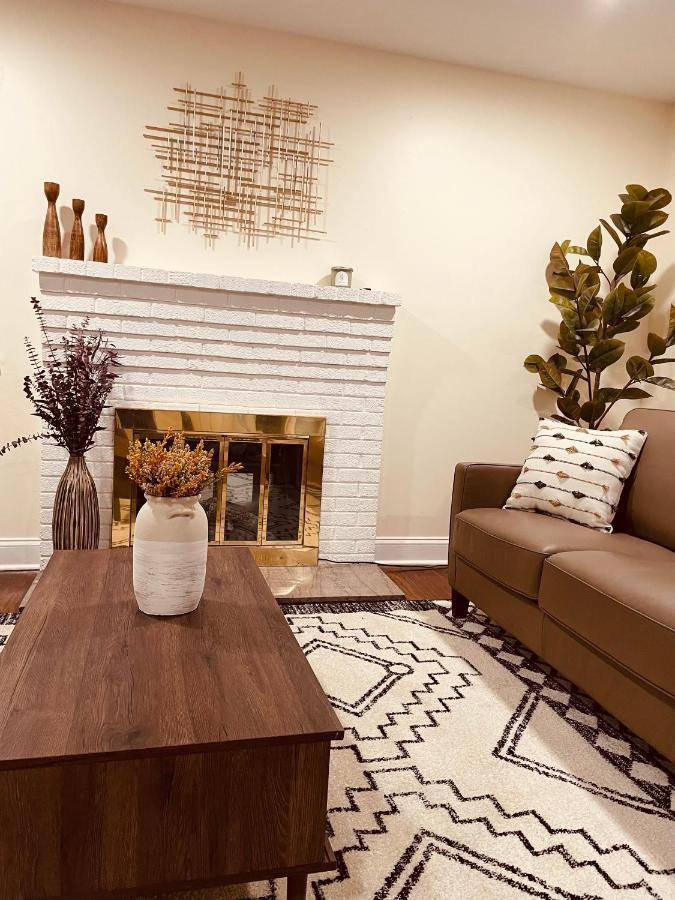 Newly Renovated Charming Home With Parking Fort Washington Extérieur photo